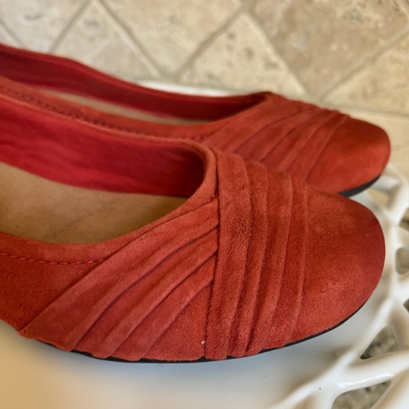 Clarks Bendables Deep Orange Rust Suede Leather Flats EUC - Picture 7 of 16